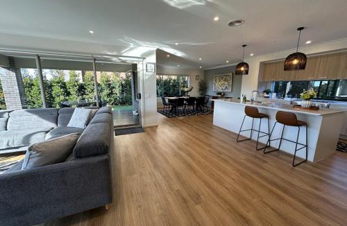 Clyde North House | Exclusive Perfectly Big House by My Lodgingfy International
