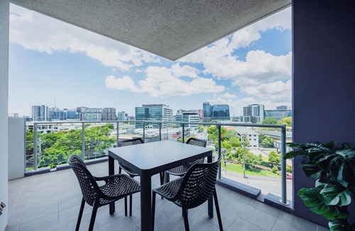 Bowen Hills Apartment | Exec Apt | Walk to RNA/King St + Pool/Gym/Parkng