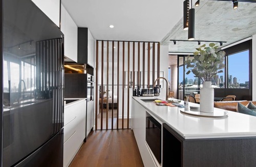 Cremorne Apartment | Executive 2-Bed Apartment with Views, Gym and Spa