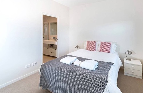 Bulimba Apartment | Executive 3BR Bulimba Apartment with Balcony in Central Location
