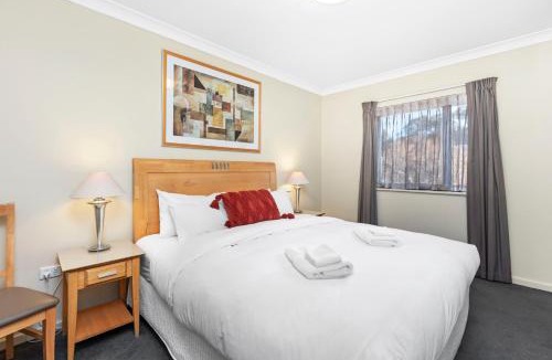 Perth Central Business District Apartment | Executive Apartment, Parking, Pool in Perth
