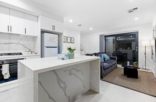 St James House | Executive Entire House-Walk to Curtin Uinversity-3x2 up for 4 People