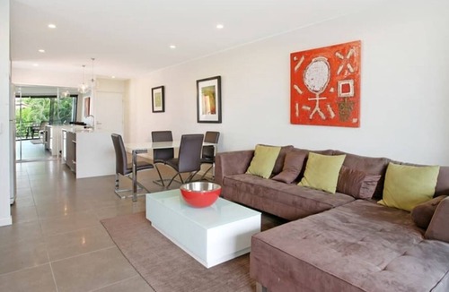 Bulimba Apartment | Executive, Family-Friendly, Pet-Friendly, Free wifi, Leafy outlook