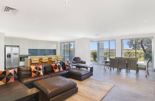 Magenta Shores House | Executive Home Overlooking the 18th Fairway