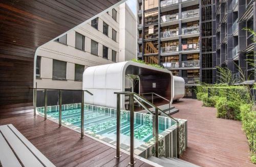 Southbank Apartment | Experience Elegance at a Resort-style Urban Oasis