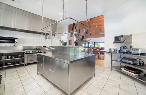 Kingscote House | Experience world-class service at Doyles on the Bay