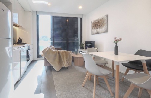 Footscray Apartment | Exquisite and warm 1BR nest in Footscray Pool Gym