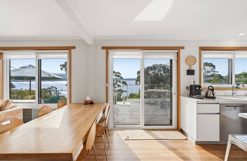 Coningham House | Exquisite Waterfront Oasis Near Bruny & Hobart