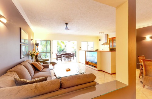 Cairns North Apartment | Extra large 2bdrm Mediterranean-Style Resort Apartment - recently refurbished!