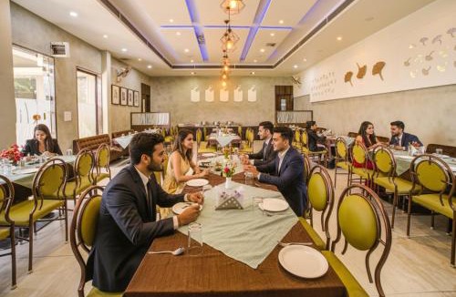 Rau Hotel | FabHotel Bee Town - AB Road