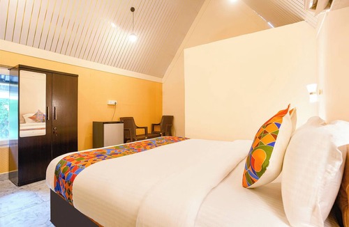 Arpora Hotel | FabHotel Hill View Cottages - Nr. Club Cubana