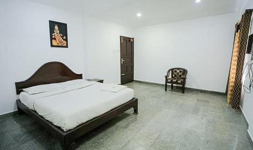 Kochi Hotel | FabHotel Lime Light