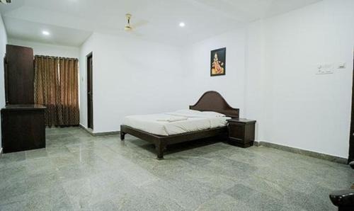 Kochi Hotel | FabHotel Lime Light