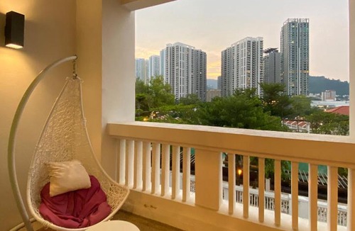 Seri Tanjung Pinang Apartment | Fabulous Modern MarinaSuite with Pool View at StraitQuay by The Sea