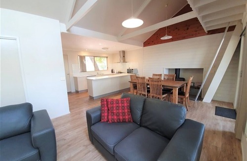 Forge Creek House | Fabulous self contained lakeside accommodation in a natural bush setting