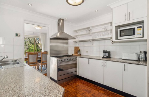 Leura House | Fairway Getaway in Leura