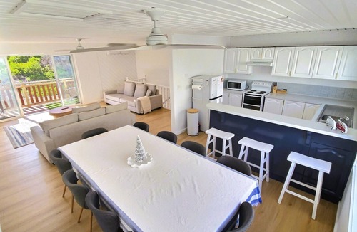 The Entrance North House | Fall asleep to the sound of the waves!