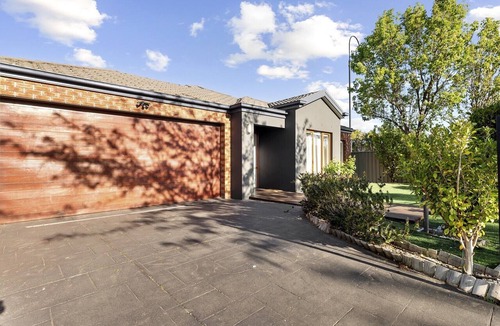 Point Cook Apartment | Family Escape with Private Courtyard