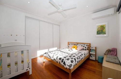 Ringwood East House | Family-Friendly 2BR Home Near Eastland n BBQ & Toys
