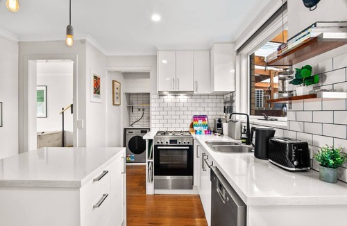 Moonee Ponds Apartment | Family Friendly 3-Bed with Courtyard & Parking