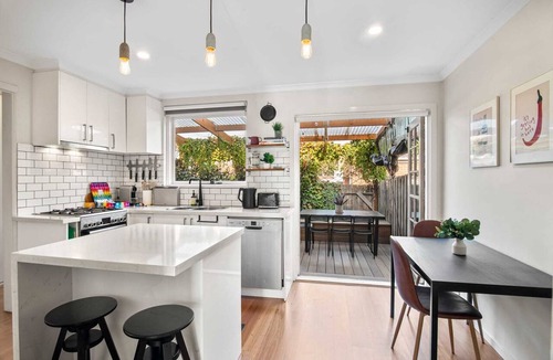 Moonee Ponds Apartment | Family Friendly 3-Bed with Courtyard & Parking