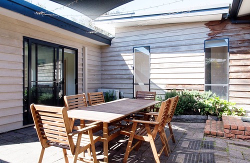 Capel Sound House | Family friendly, 5 min drive to the hot springs and a short walk to the beach.