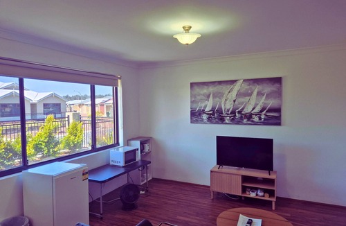 Dalyellup House | Family Friendly Dalyellup Guesthouse, Walk to shops. Near Beach & Bunbury.