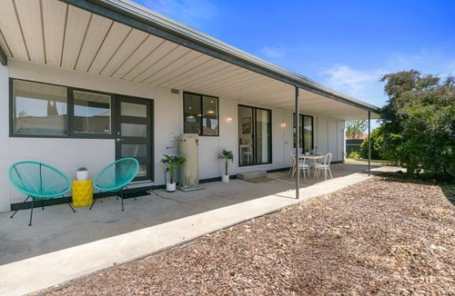 Sturt House | Family-Friendly Haven - Near Beach and Shopping