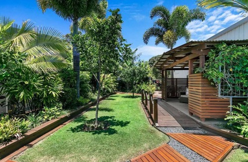 Point Vernon House | Family Friendly Walk to Beach Tropical Retreat + BBQ Deck