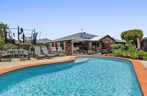 Currimundi House | Family holiday home, pool, private, fast wifi, 5min to beach, relaxing stay!