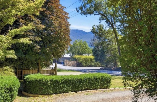 Wesburn House | Family home, sleeps 10 & opposite Wesburn Park/Warburton Bike Trail