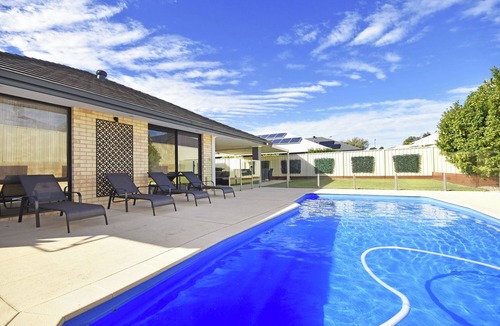 Tapping House | Family home with pool a/con