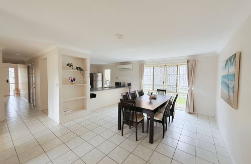 Kuraby House | Family & Pet-Friendly 4BR Home Freshly Renovated near Transport & Malls