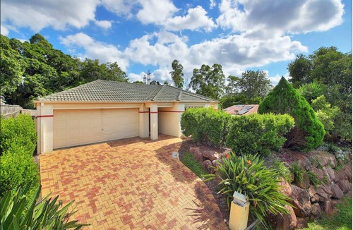 Kuraby House | Family & Pet-Friendly 4BR Home Freshly Renovated near Transport & Malls