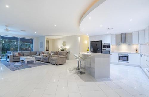Pelican Waters House | Family Retreat With Pool Perfect for School Hols
