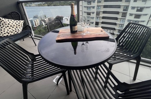 Hamilton Apartment | Fantastic River Views!!