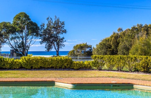 Mollymook Beach Apartment | Fathoms 6 2-bedroom, 1-bathroom apartment. Sleeps 4 - Queen bed and 2 Single beds.