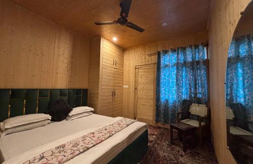 Dal Lake House | Favela Headrooms