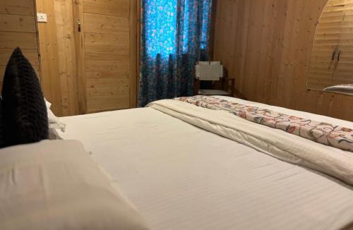 Dal Lake House | Favela Headrooms