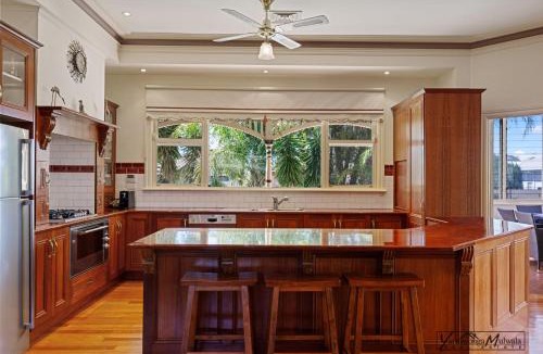 Yarrawonga House | Federation home in town, close to lake & shops