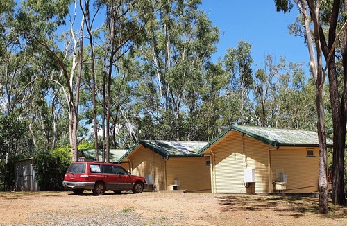 Horse Creek Cabin | Fern's Miners Rest Cabin 2, Queen bed plus single, Large Bath, A/C, pet friendly