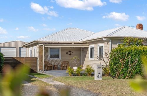 Ulladulla House | Fish Cottage BYO Linen Pet Friendly Sleeps 8