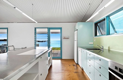 Toogoom House | Fish Tales - Absolute Waterfront Toogoom-Sleeps 8-Air Con-Wi-Fi-Pets