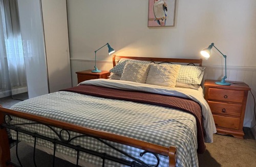 East Tamworth House | Fitzroy Cottage one bedroom CBD accommodation