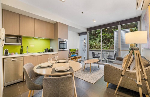 Fitzroy North Apartment | Fitzroy Hideaway Near Parks, Cafés & Parking