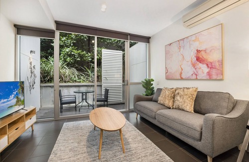 Fitzroy North Apartment | Fitzroy Hideaway Near Parks, Cafés & Parking