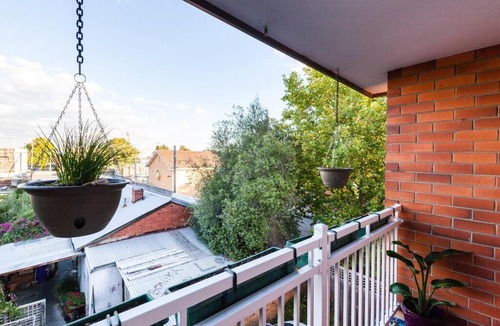 Fitzroy North Apartment | Fitzroy meets Clifton Hill at this Cosy Retreat