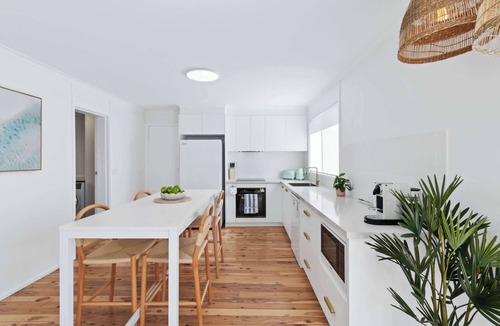 Tomakin House | Flat Walk to Barlings Beach, WiFi | Pat’s Place