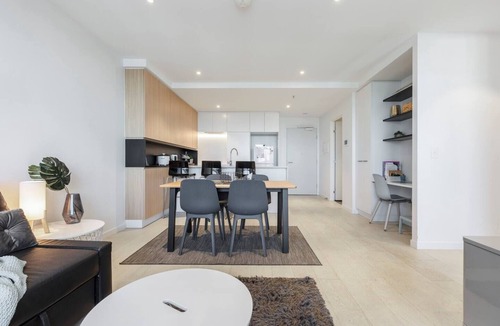 Flemington Apartment | Flemington Filly Bright Abode with Sweeping Views