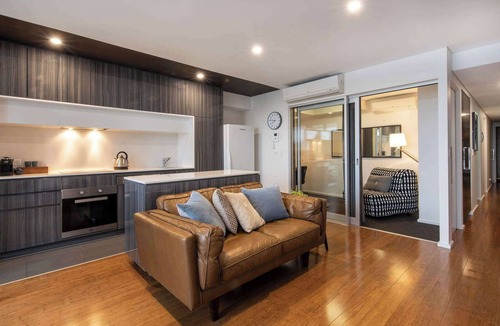Adelaide Central Business District Apartment | Flinders St Apartment:Parking & Breakfast Included